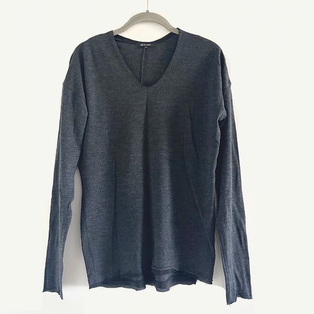 Pas de Calais V-neck Lightweight Wool Sweater in Charcoal Gray